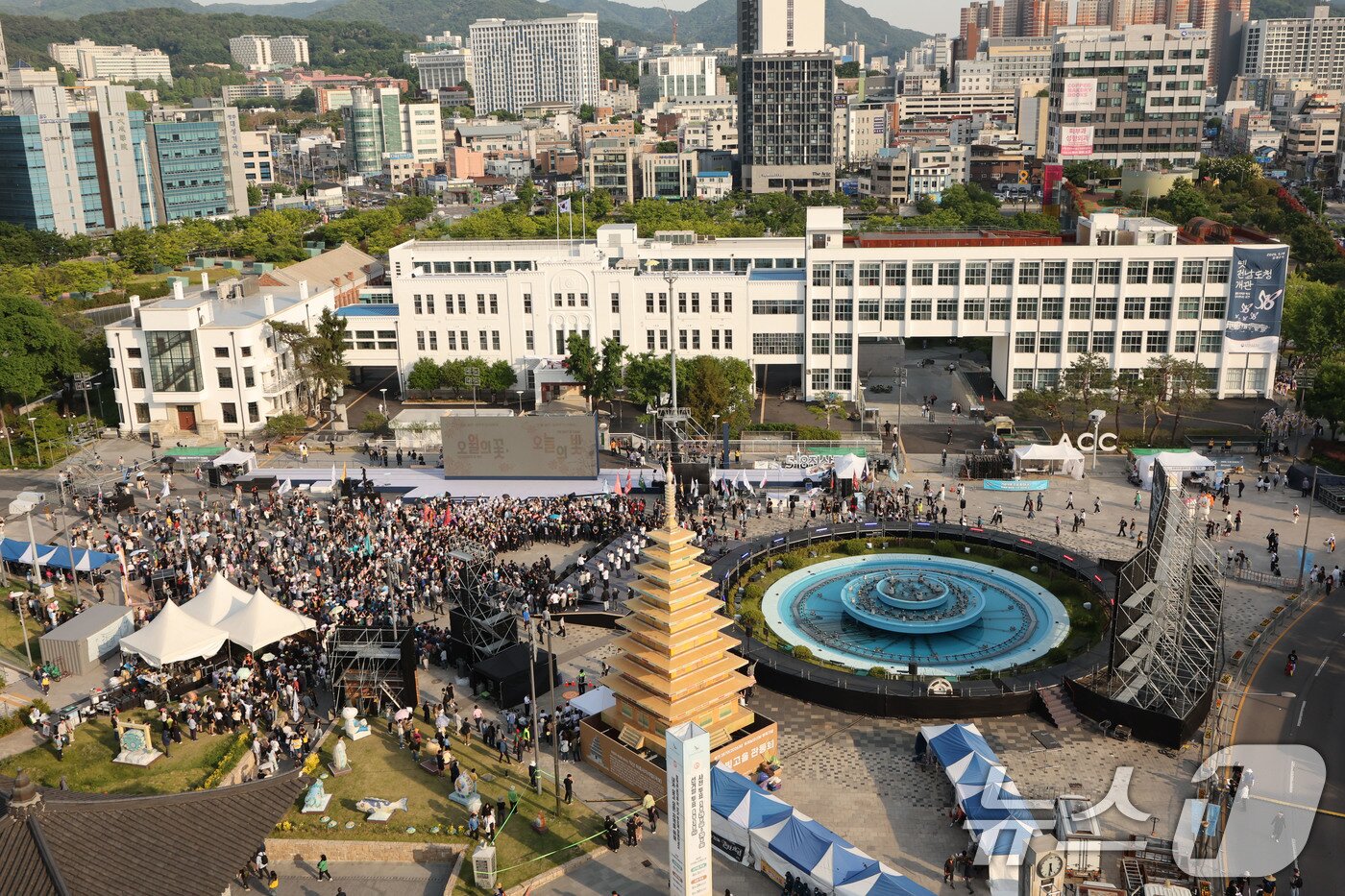 본문 이미지 - 17일 '오월의 꽃, 오늘의 빛'을 주제로 한 5·18 전야제 시작 전 시민들이  광주 5·18민주광장으로 모여들고 있다. 2026.5.17 ⓒ 뉴스1 박지현 기자
