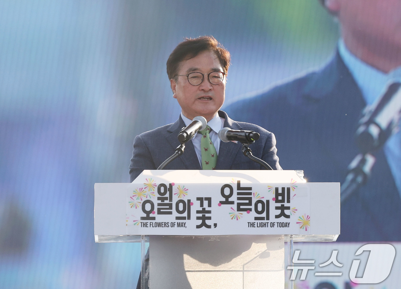 (광주=뉴스1) 박지현 기자 = 우원식 국회의장이 5·18민주화운동 제 46주년을 하루 앞둔 17일 광주 동구 옛전남도청 앞에서 열린 전야제에 참석해 5·18정신 헌법수록과 관련해 …