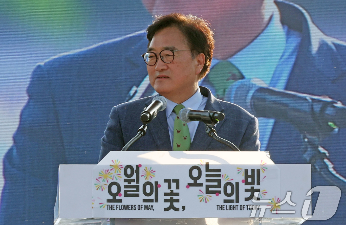 (광주=뉴스1) 박지현 기자 = 우원식 국회의장이 5·18민주화운동 제 46주년을 하루 앞둔 17일 광주 동구 옛전남도청 앞에서 열린 전야제에 참석해 5·18정신 헌법수록과 관련해 …