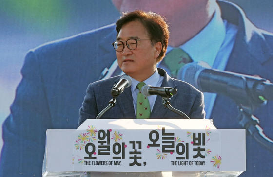 5·18 전야제서 발언하는 우원식