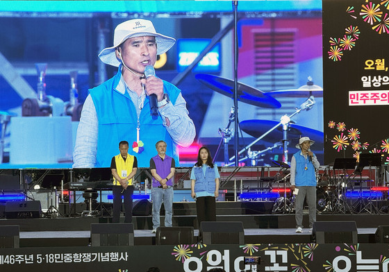 5·18 전야제에서 발언하는 참사 피해자 유가족들