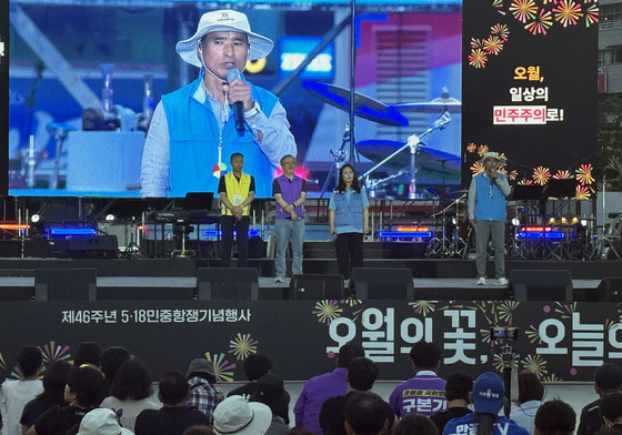 5·18 전야제 방문한 참사 유가족들