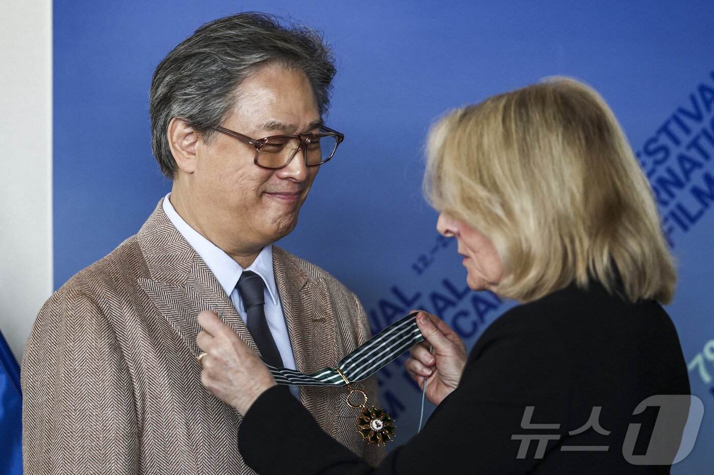 본문 이미지 - 제79회 칸 국제영화제 경쟁부문 심사위원장인 박찬욱 감독이 17일(현지시간) 프랑스 남부 소도시 칸 팔레 데 페스티발(Palais des Festivals)에서 열린 수훈식에서 카트린 페가르 프랑스 문화부 장관으로부터 문화예술공로훈장 코망되르장을 받고 있다. 2026.5.17 ⓒ 뉴스1 ⓒ 로이터=뉴스1