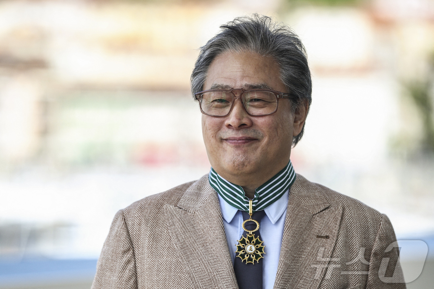 (로이터=뉴스1) 구윤성 기자 = 제79회 칸 영화제 심사위원장인 박찬욱 감독이 17일(현지시간) 프랑스 칸에서 열린 제79회 칸 영화제에서 문화예술공로훈장 최고등급인 코망되르 메 …