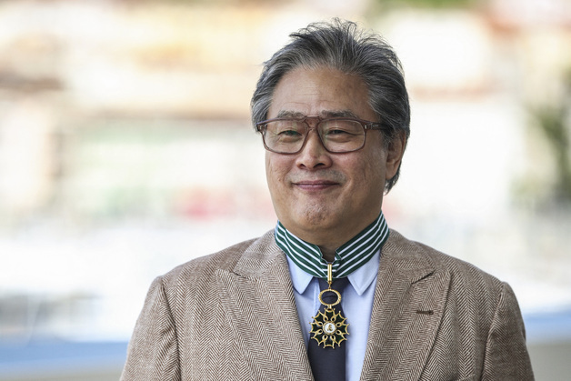박찬욱, 프랑스 최고 등급 훈장…최휘영 문체부 장관 "한국 영화 위상 드러낸 성과"