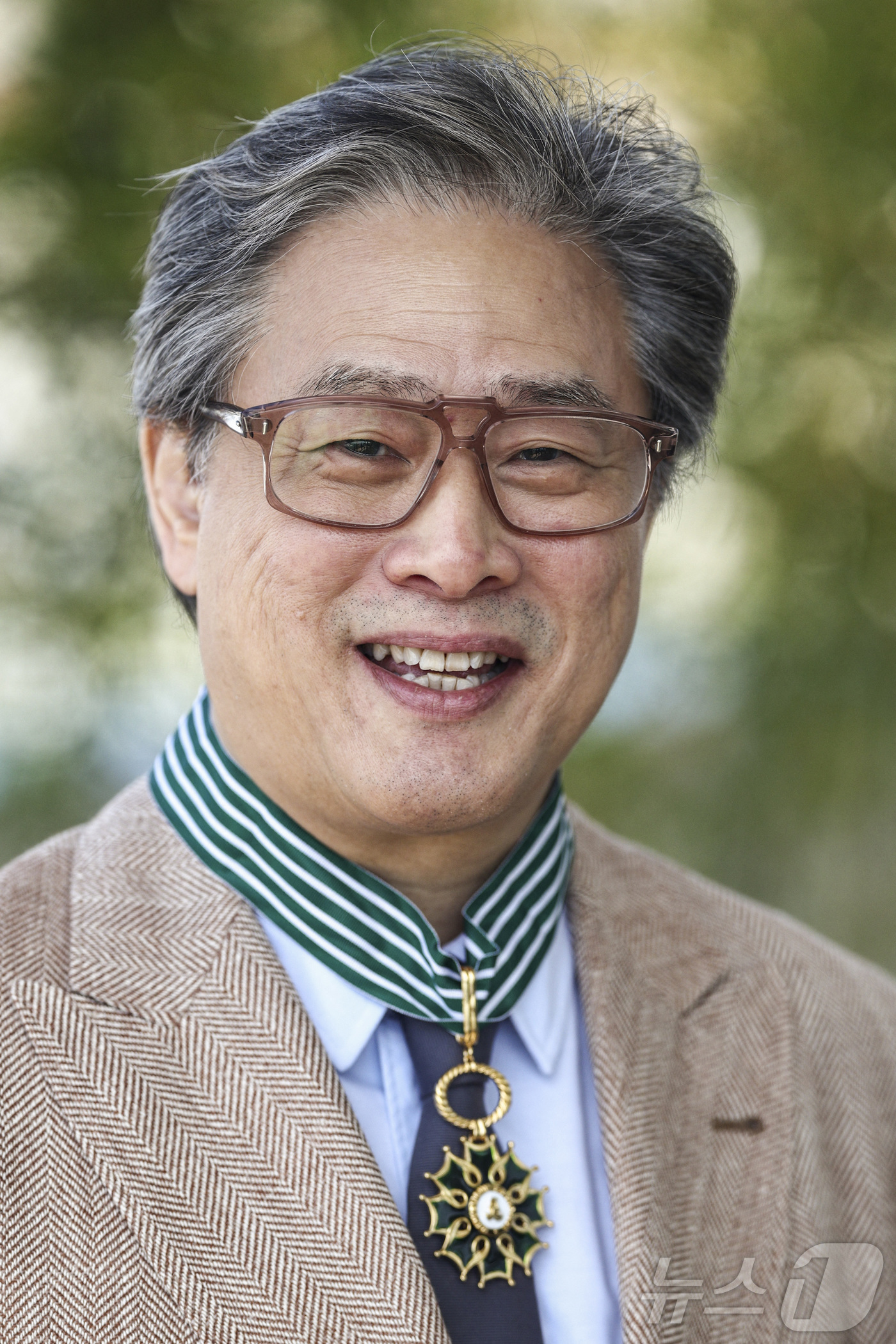 (로이터=뉴스1) 이준성 특파원 = 제79회 칸 국제영화제 경쟁부문 심사위원장인 박찬욱 감독이 17일(현지시간) 프랑스 남부 칸에서 프랑스 문화예술공로훈장 최고 등급인 ‘코망되르’ …