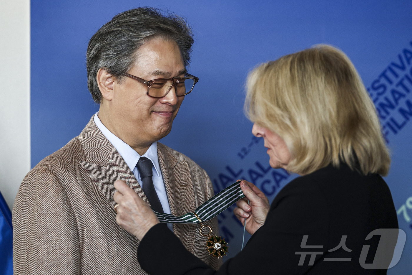 (로이터=뉴스1) 구윤성 기자 = 제79회 칸 영화제 심사위원장인 박찬욱 감독이 2026년 5월 17일 프랑스 칸에서 카트린 페가르 프랑스 문화부 장관으로부터 문화예술공로훈장 코망 …