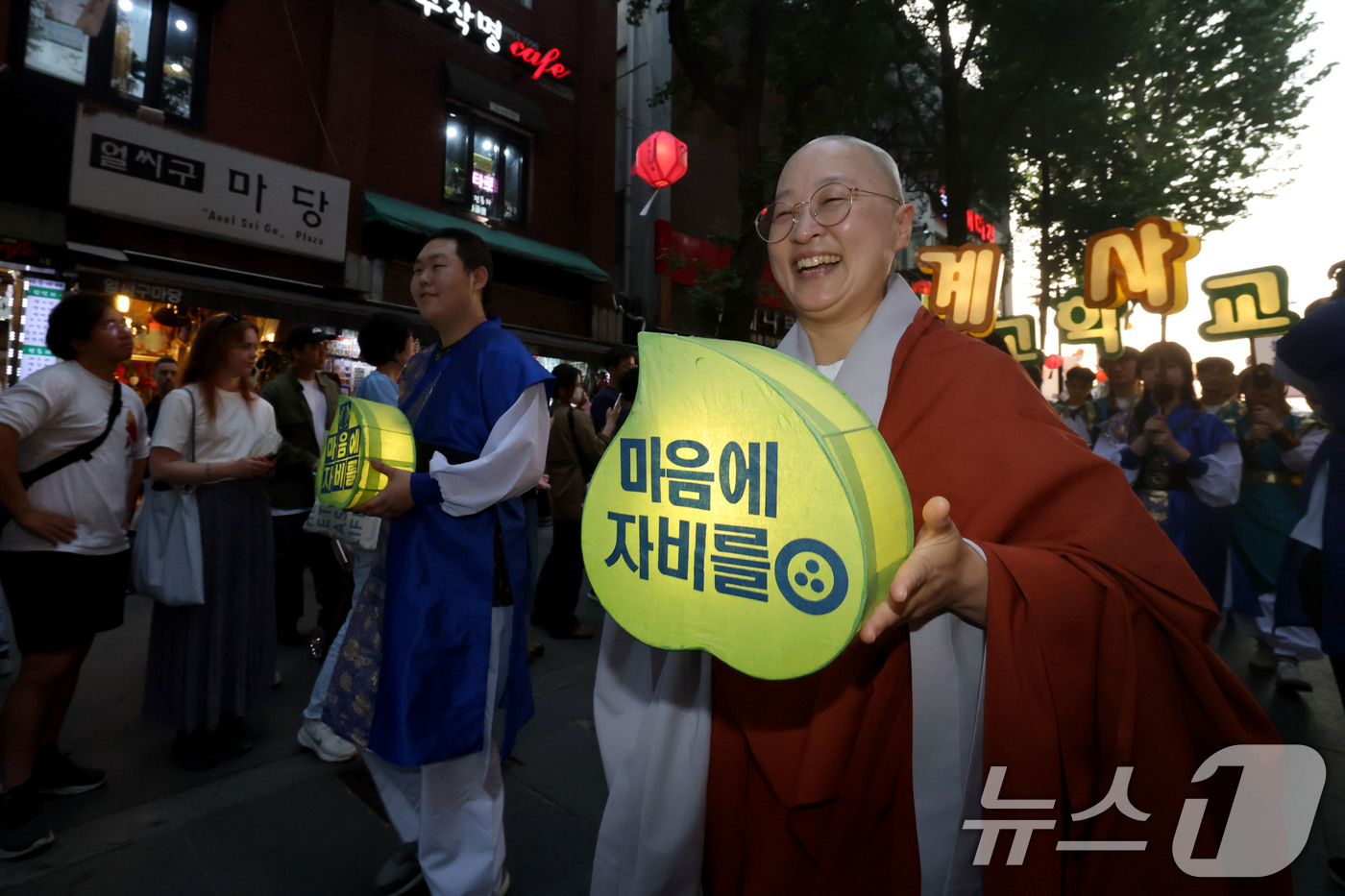 (서울=뉴스1) 이광호 기자 = 불기 2570년 부처님오신날을 앞두고 17일 오후 서울 종로구 인사동에서 연등놀이 행렬이 행진하고 있다.  2026.5.17/뉴스1