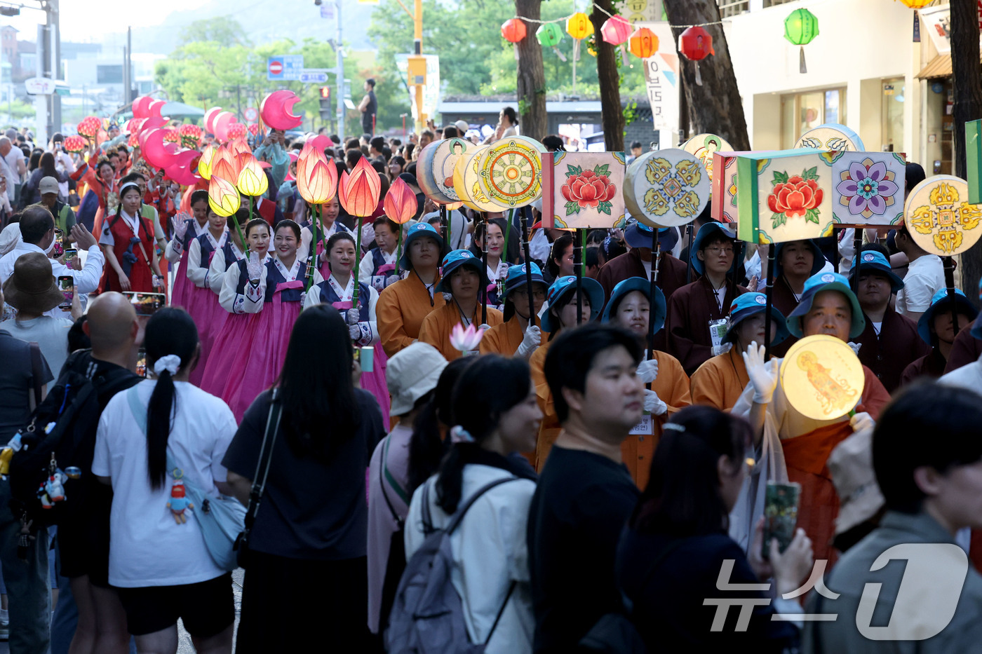 (서울=뉴스1) 이광호 기자 = 불기 2570년 부처님오신날을 앞두고 17일 오후 서울 종로구 인사동에서 연등놀이 행렬이 행진하고 있다.  2026.5.17/뉴스1