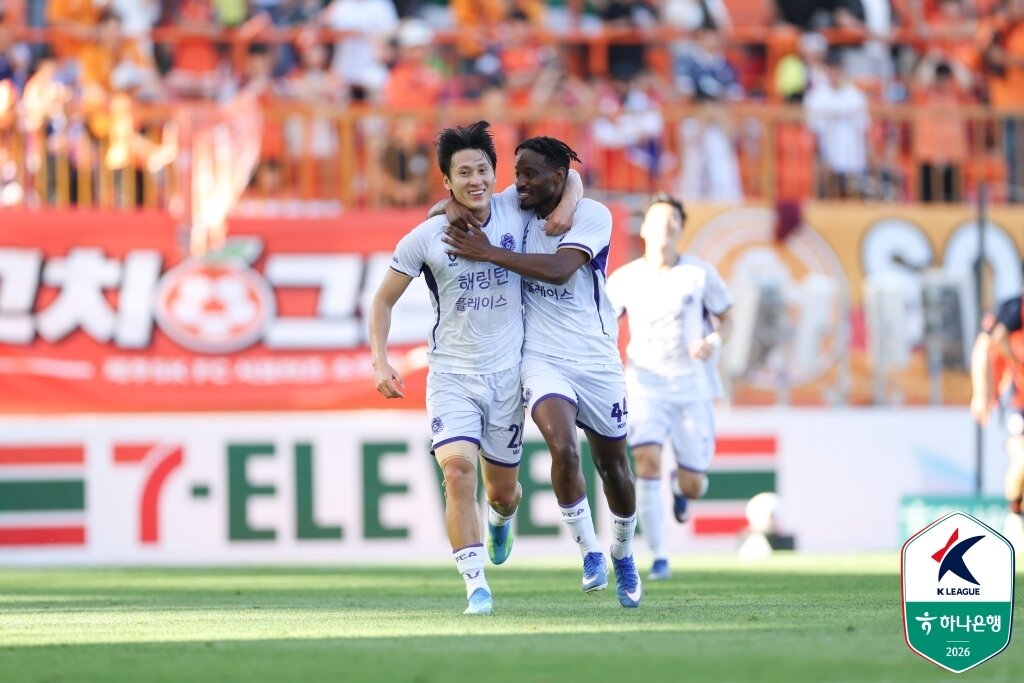 본문 이미지 - 안양 김동진(왼쪽)(한국프로축구연맹 제공) 