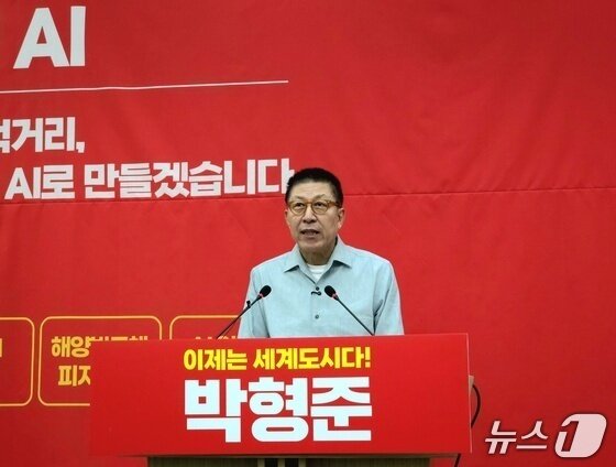 본문 이미지 - 박형준 후보가 부산시의회 브리핑룸에서 제4호 공약인 '부산형 AI 공약'을 발표하고 있다.2026.5.13 ⓒ 뉴스1 이주현 기자
