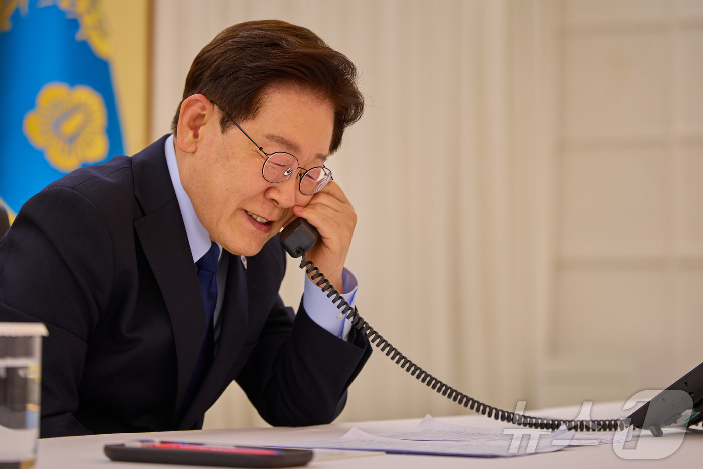 (서울=뉴스1) 허경 기자 = 이재명 대통령이 17일 서울 한남동 관저에서 도널드 트럼프 미국 대통령과 전화 통화를 하고 있다. (청와대 제공. 재판매 및 DB 금지) 2026.5 …