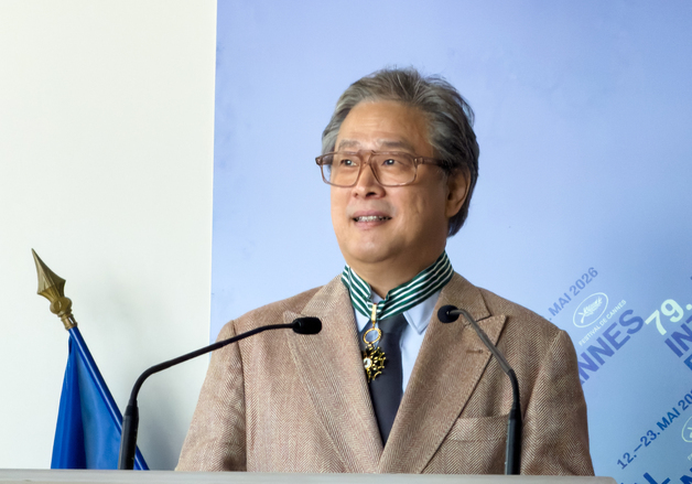 佛 문화예술 훈장 최고 등급 '코망되르' 수훈 소감 밝히는 박찬욱 감독