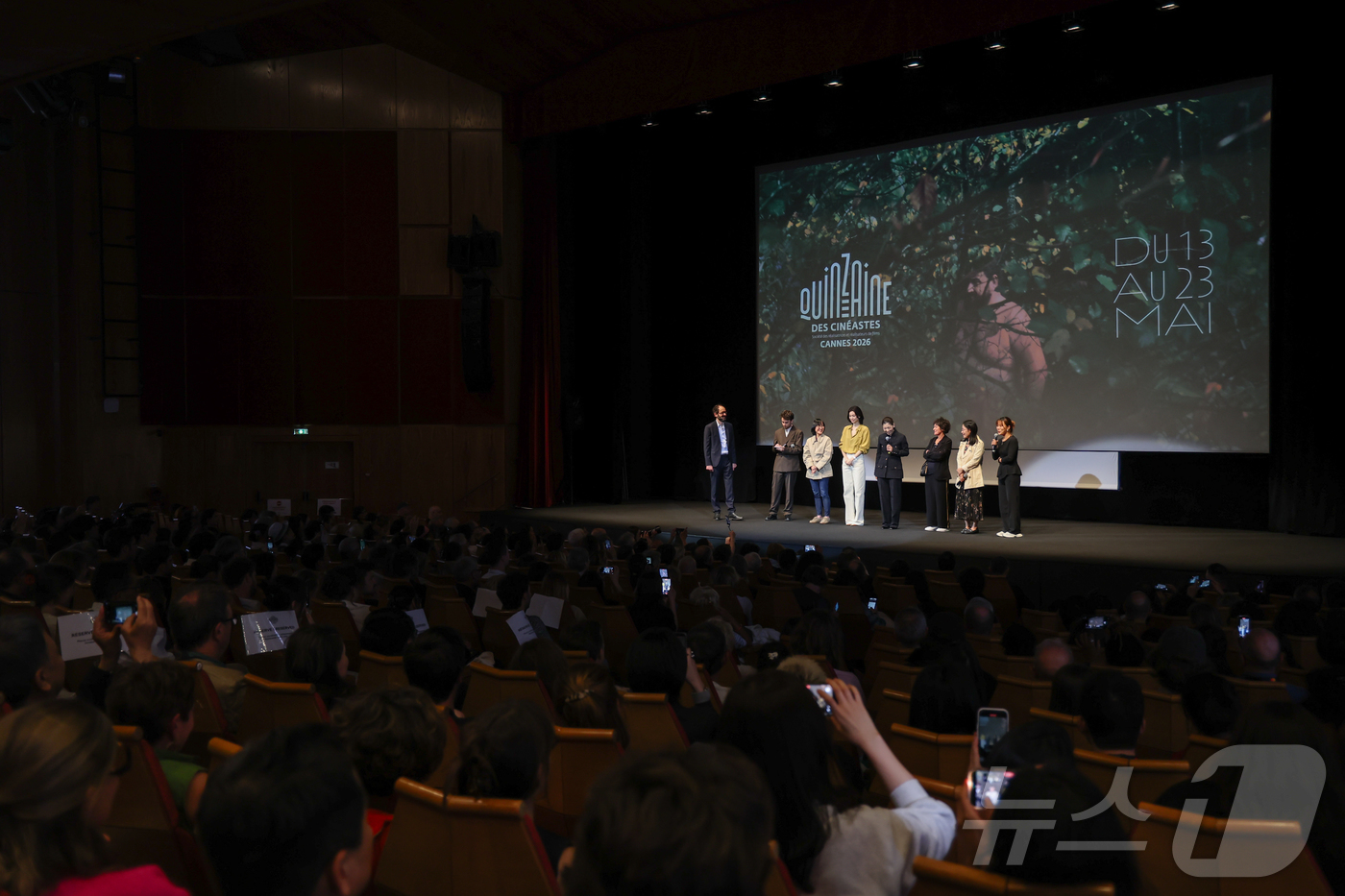 (칸=뉴스1) 이준성 특파원 = 제79회 칸 국제영화제 감독주간(Quinzaine des Cinéastes) 초청작 ‘도라’의 첫 공식 상영회가 열린 17일(현지시간) 프랑스 남부 …