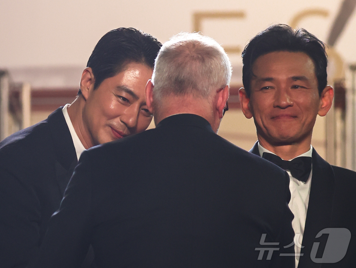 (칸=뉴스1) 이준성 특파원 = 제79회 칸 국제영화제 경쟁부문 초청작 ‘호프’ 공식 시사회가 열린 17일(현지시간) 프랑스 남부 소도시 칸 팔레 데 페스티발(Palais des …