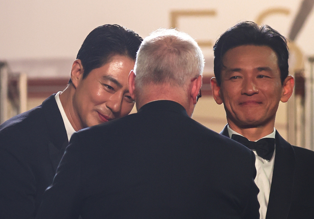 칸 레드카펫서 티에리 프레모와 인사하는 '호프' 주역들