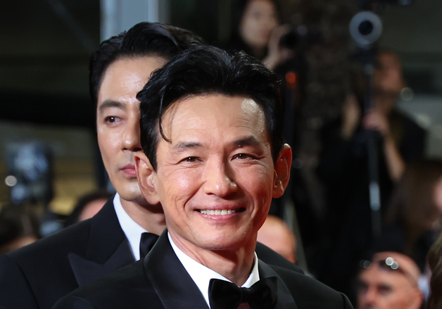 '호프' 황정민, 칸 레드카펫 위 환한 미소