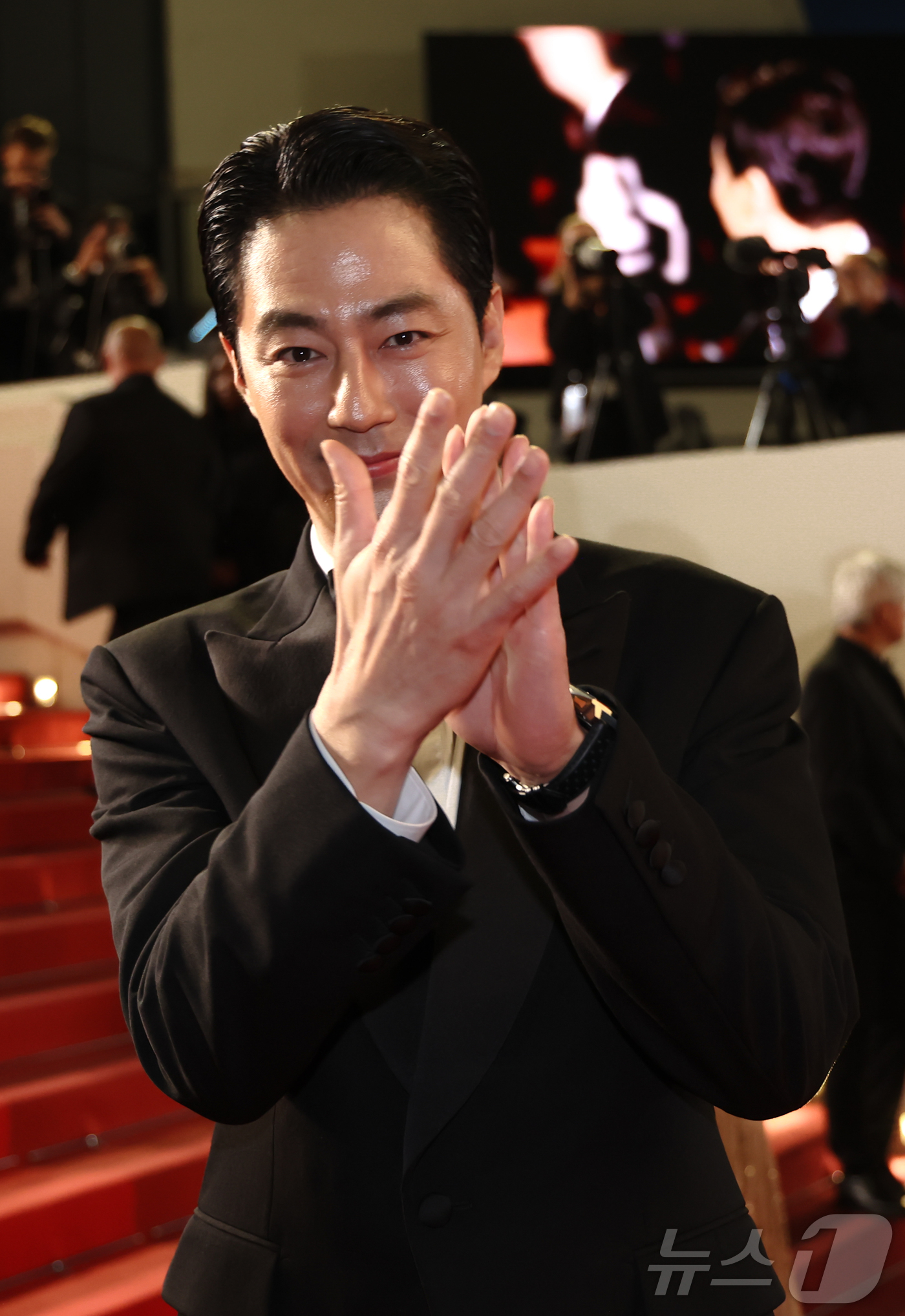 (칸=뉴스1) 이준성 특파원 = 제79회 칸 국제영화제 경쟁부문 초청작 ‘호프’ 공식 시사회가 열린 17일(현지시간) 프랑스 남부 소도시 칸 팔레 데 페스티발(Palais des …