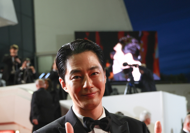 '호프' 조인성, 칸 레드카펫 위 엄지척