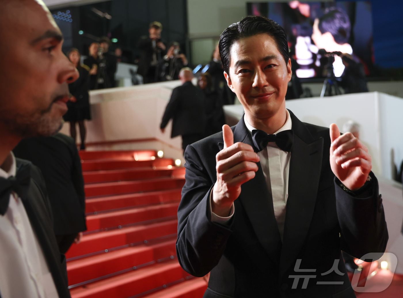(칸=뉴스1) 이준성 특파원 = 제79회 칸 국제영화제 경쟁부문 초청작 ‘호프’ 공식 시사회가 열린 17일(현지시간) 프랑스 남부 소도시 칸 팔레 데 페스티발(Palais des …