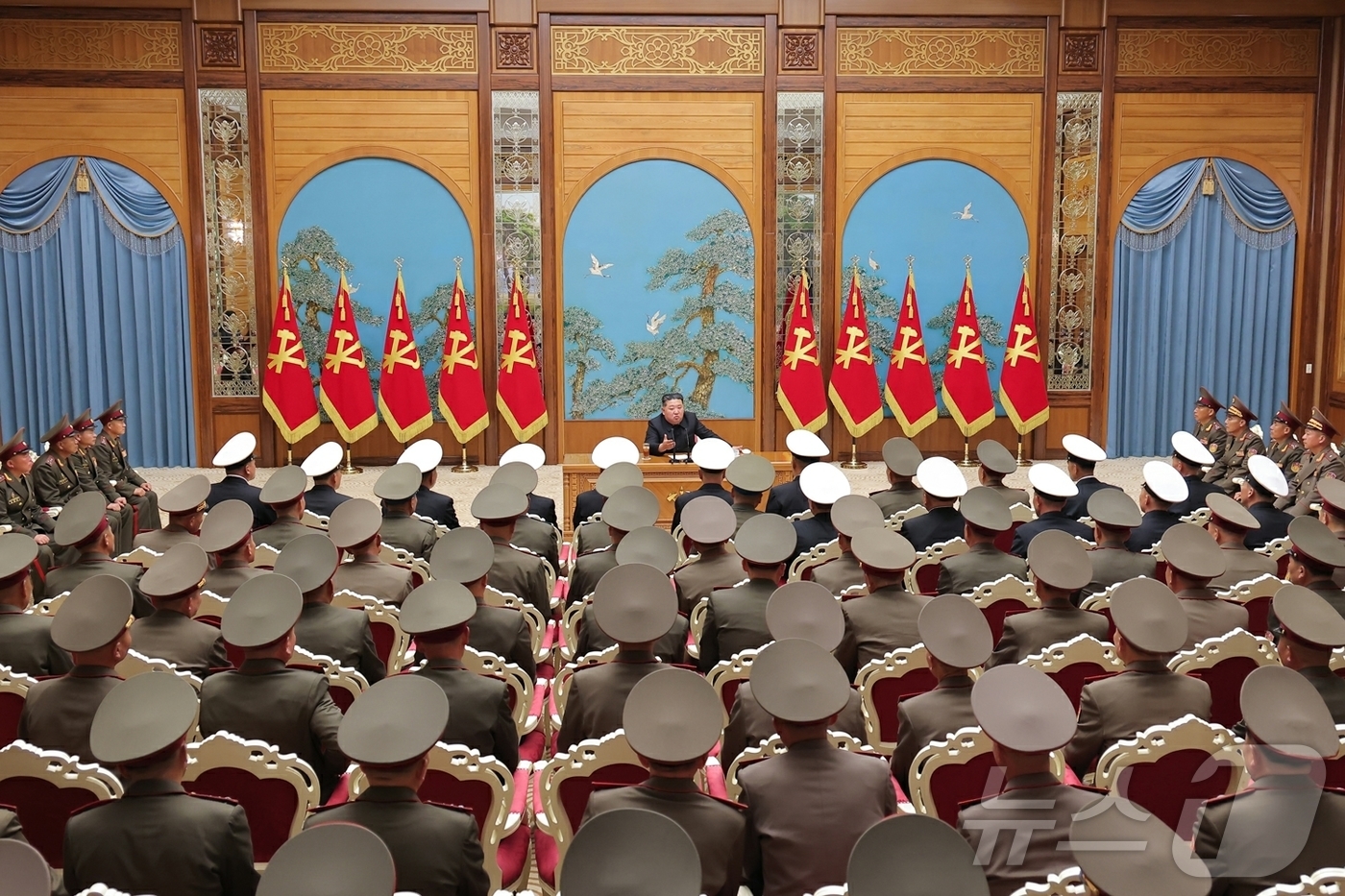 (평양 노동신문=뉴스1) = 북한 노동당 기관지 노동신문은 18일 김 총비서가 지난 17일 전군의 사·여단 지휘관 회합을 소집하고 "우리 군대를 세계에서 가장 강한 군대로 무장시켜 …