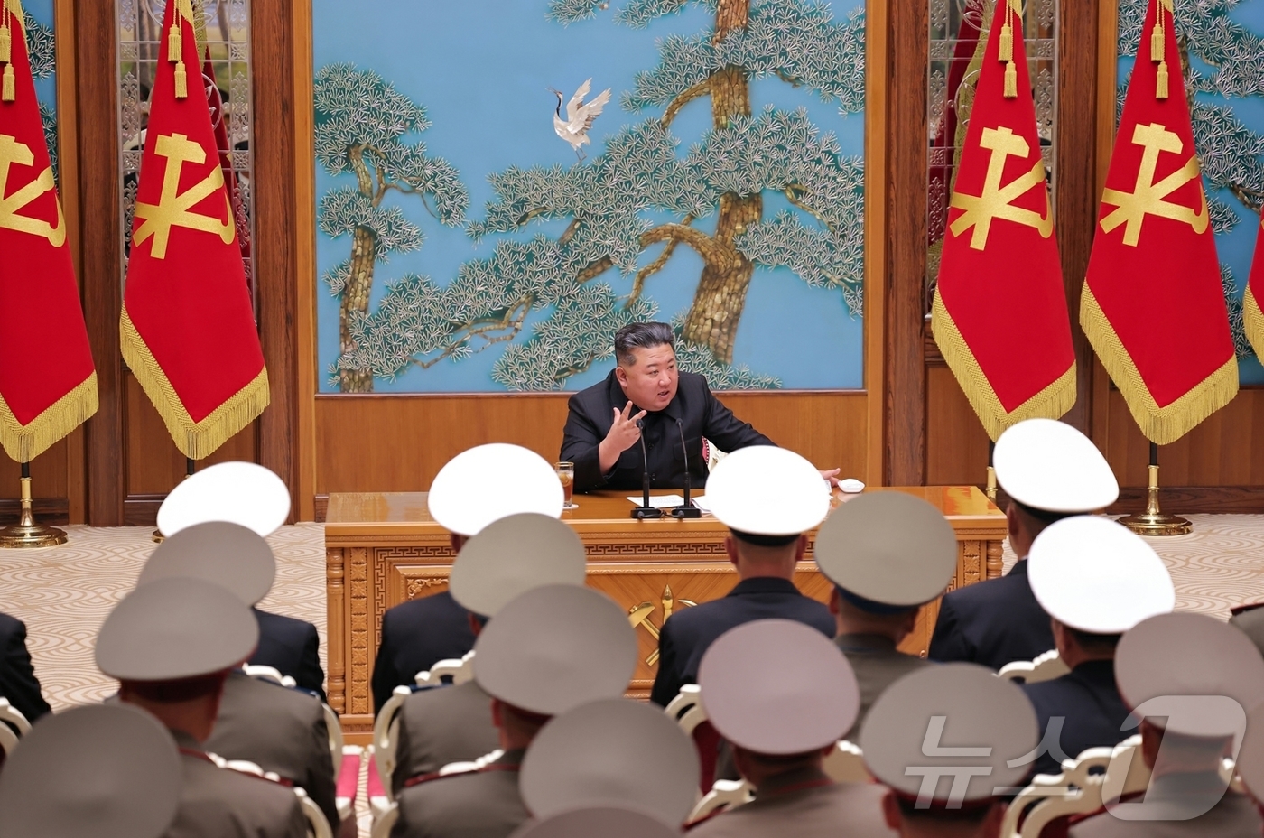 (평양 노동신문=뉴스1) = 북한 노동당 기관지 노동신문은 18일 김 총비서가 지난 17일 전군의 사·여단 지휘관 회합을 소집하고 "우리 군대를 세계에서 가장 강한 군대로 무장시켜 …
