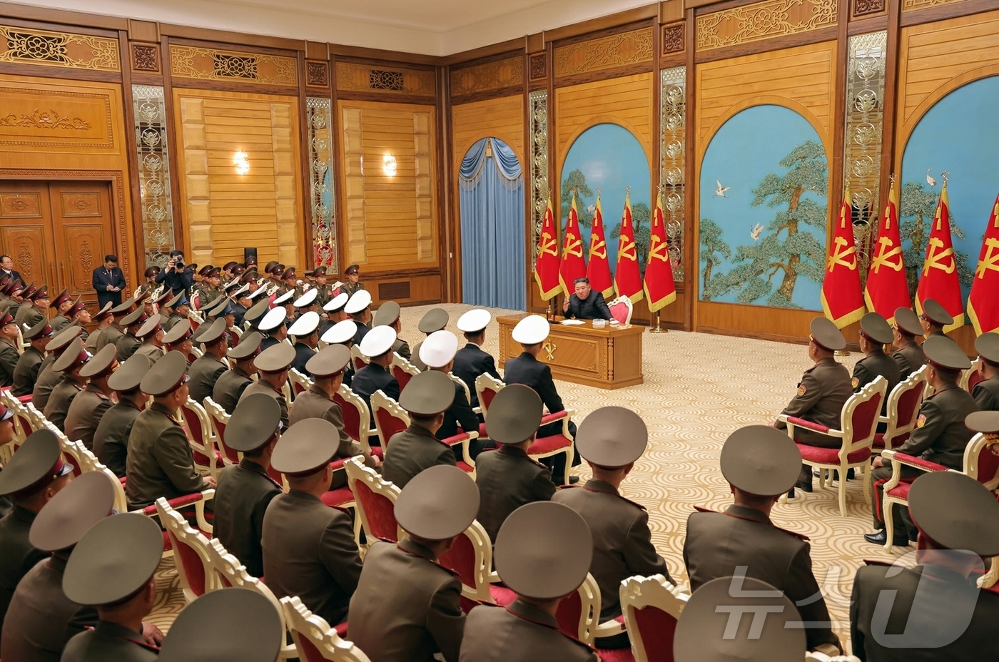 (평양 노동신문=뉴스1) = 북한 노동당 기관지 노동신문은 18일 김 총비서가 지난 17일 전군의 사·여단 지휘관 회합을 소집하고 "우리 군대를 세계에서 가장 강한 군대로 무장시켜 …