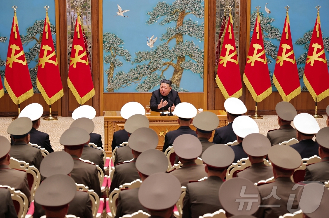 (평양 노동신문=뉴스1) = 북한 노동당 기관지 노동신문은 18일 김 총비서가 지난 17일 전군의 사·여단 지휘관 회합을 소집하고 "우리 군대를 세계에서 가장 강한 군대로 무장시켜 …