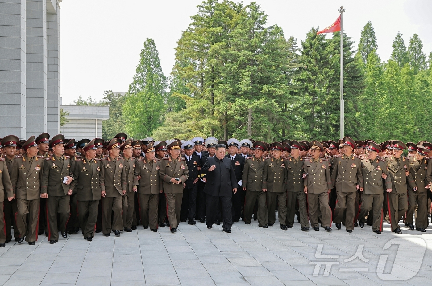 (평양 노동신문=뉴스1) = 북한 노동당 기관지 노동신문은 18일 김 총비서가 지난 17일 전군의 사·여단 지휘관 회합을 소집하고 "우리 군대를 세계에서 가장 강한 군대로 무장시켜 …