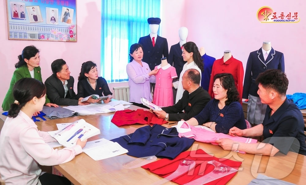 (평양 노동신문=뉴스1) = 북한 노동당 기관지 노동신문은 18일 지방공업성 식료일용연구원 피복연구소를 소개하며 학생교복 설계와 생산 과학화를 위한 연구사업이 진행되고 있다고 보도 …