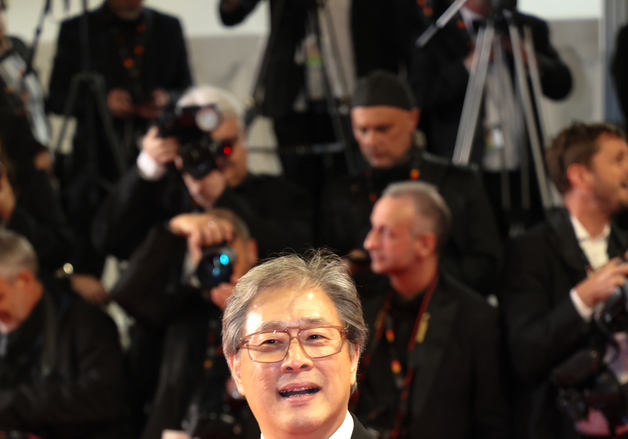 칸 레드카펫 선 박찬욱 심사위원장