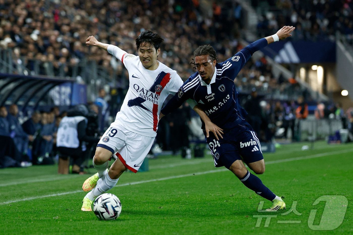 본문 이미지 - PSG 이강인(왼쪽)이 18일(한국시간) 열린 2025-26 프랑스 리그1 최종 34라운드 파리FC전에서 교체 출전했다. ⓒ AFP=뉴스1