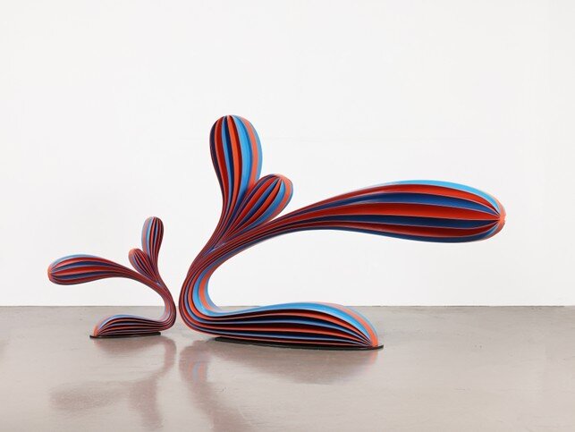 본문 이미지 - 김태수, Meadow Shouting, 2025, Painted Stainless Steel, 1787x470x1150(h)mm, 700x220x610(h)mm (표갤러리 제공)