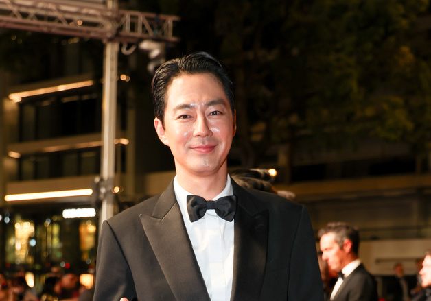 '호프'시사회 종료 후 엄지를 들어보이는 조인성