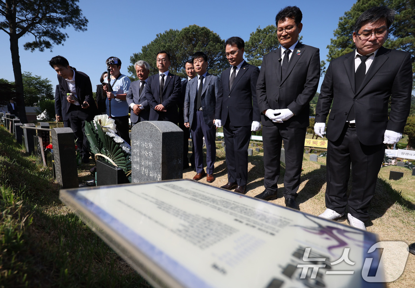 (광주=뉴스1) 이승현 기자 = 송영길 더불어민주당 인천 연수갑 국회의원 보궐선거 후보가 18일 오전 광주 북구 망월동에 위치한 민족민주열사묘역(구묘역)에서 이한열 열사 묘역을 둘 …