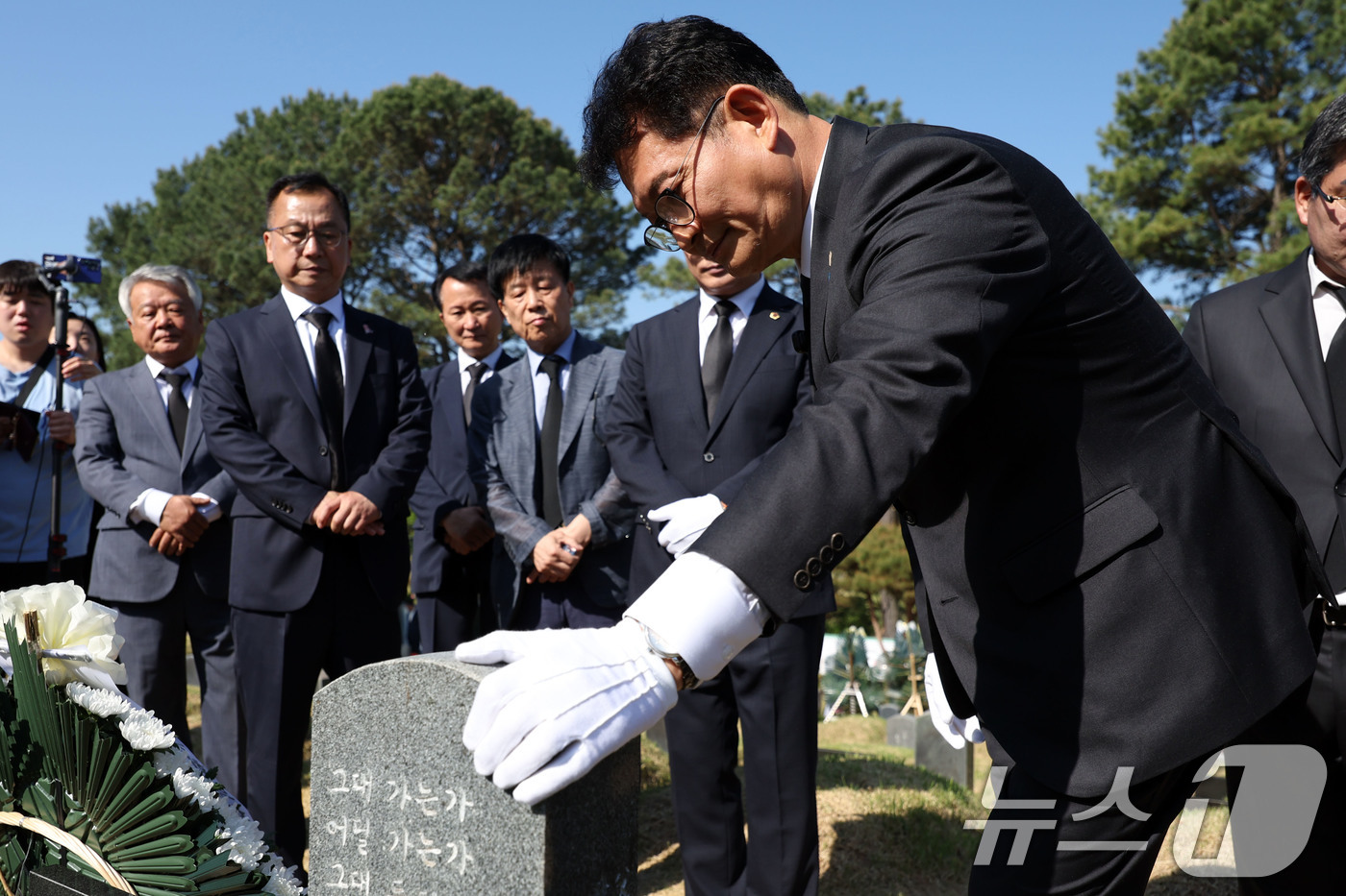 (광주=뉴스1) 이승현 기자 = 송영길 더불어민주당 인천 연수갑 국회의원 보궐선거 후보가 18일 오전 광주 북구 망월동에 위치한 민족민주열사묘역(구묘역)에서 이한열 열사 묘역을 둘 …