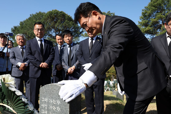 이한열 열사 묘역 둘러보는 송영길