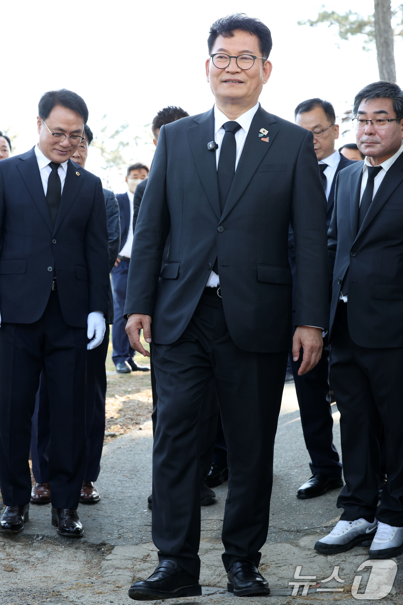 (광주=뉴스1) 이승현 기자 = 송영길 더불어민주당 인천 연수갑 국회의원 보궐선거 후보가 18일 오전 광주 북구 망월동에 위치한 민족민주열사묘역(구묘역)에서 전두환 비석을 밟고 지 …