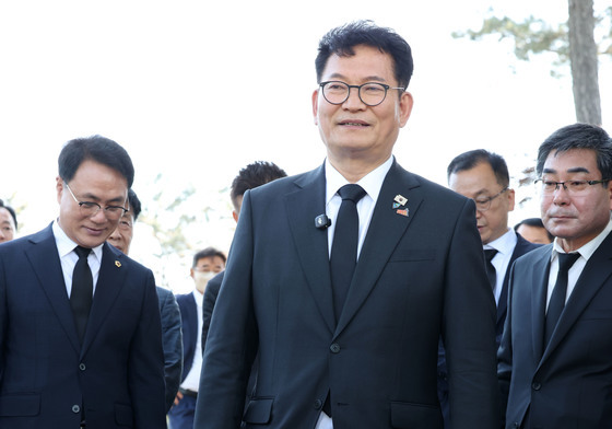 전두환 비석 밟고 지나가는 송영길