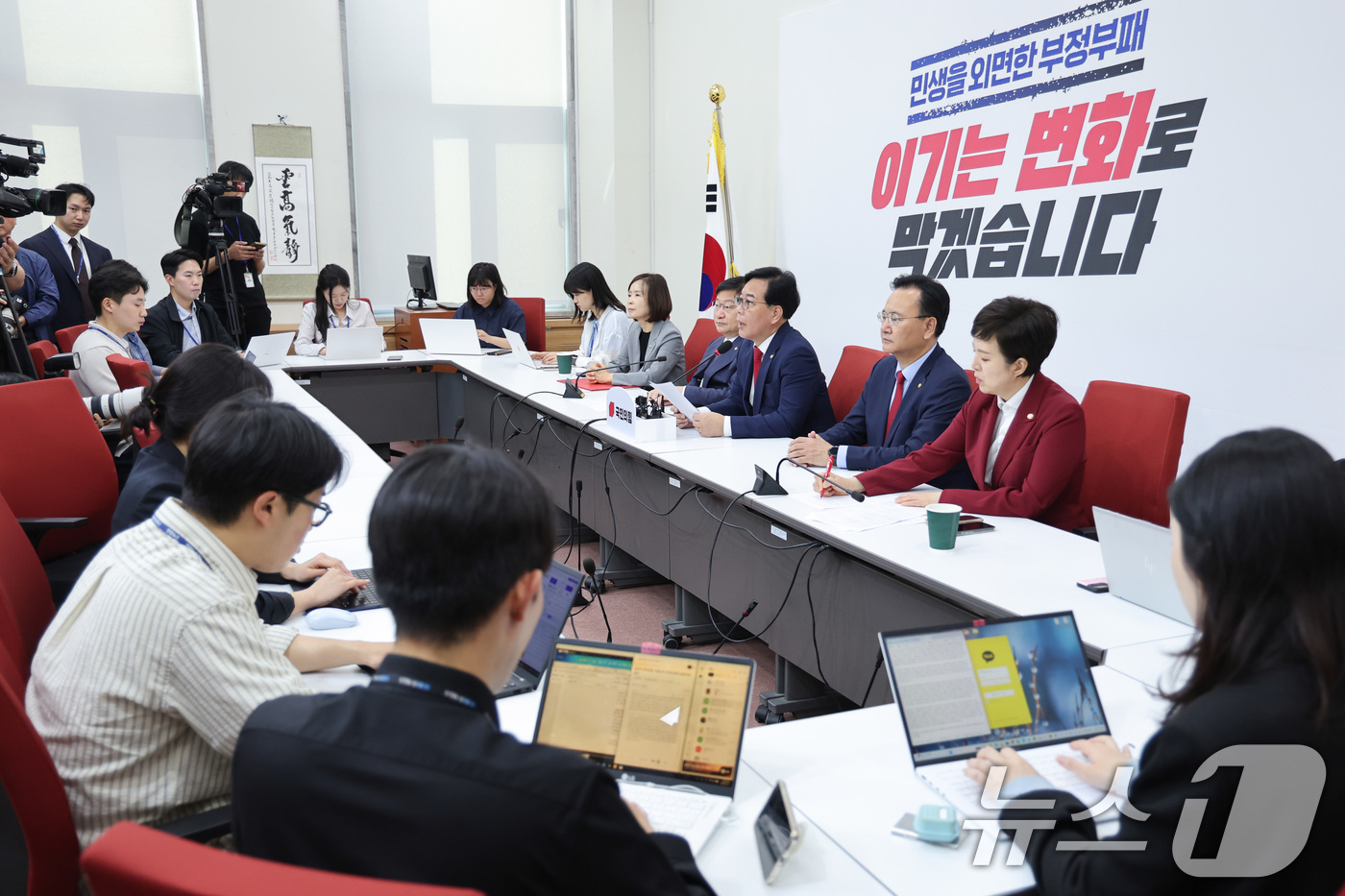 (서울=뉴스1) 신웅수 기자 = 송언석 국민의힘 원내대표가 18일 서울 여의도 국회에서 6.3 지방선거 현안 관련 기자간담회를 하고 있다. 2026.5.18/뉴스1