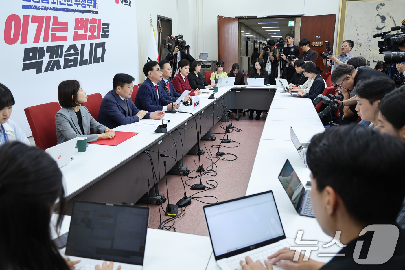 (서울=뉴스1) 신웅수 기자 = 송언석 국민의힘 원내대표가 18일 서울 여의도 국회에서 6.3 지방선거 현안 관련 기자간담회를 하고 있다. 2026.5.18/뉴스1