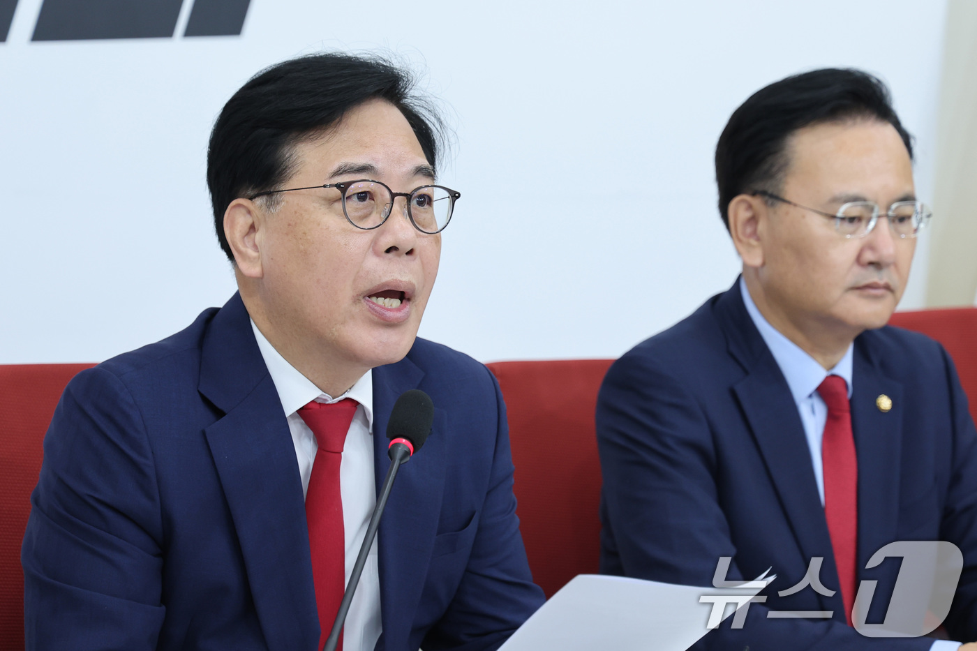 (서울=뉴스1) 신웅수 기자 = 송언석 국민의힘 원내대표가 18일 서울 여의도 국회에서 6.3 지방선거 현안 관련 기자간담회를 하고 있다. 2026.5.18/뉴스1
