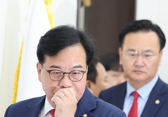 굳은 표정으로 기자간담회 참석하는 송언석