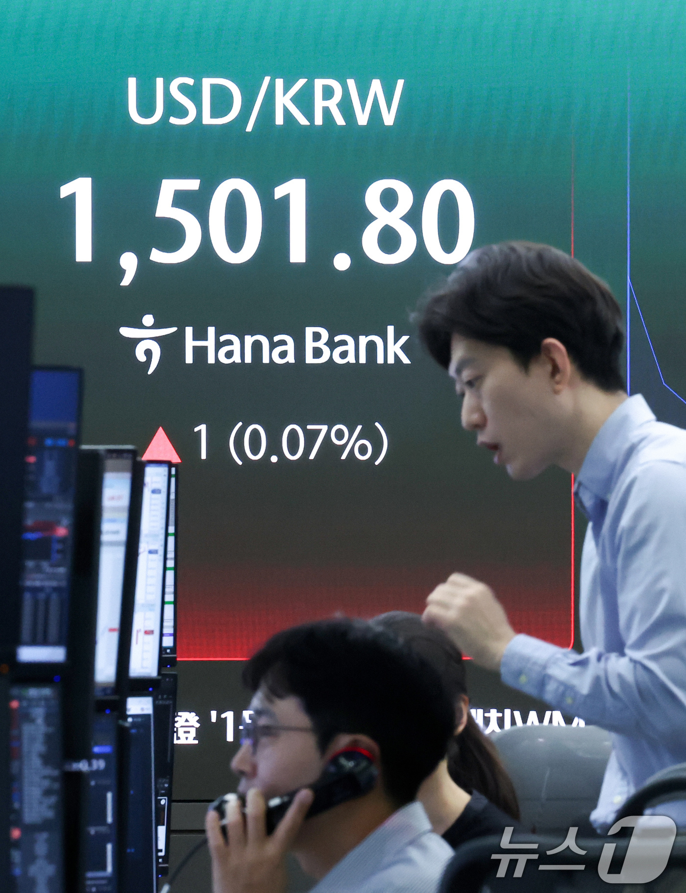 (서울=뉴스1) 임지훈 인턴기자 = 원·달러 환율이 1500원대를 넘어선 18일 오전 서울 중구 하나은행 본점 딜링룸 전광판에 원·달러 환율이 표시되고 있다.이날 원·달러 환율은 …