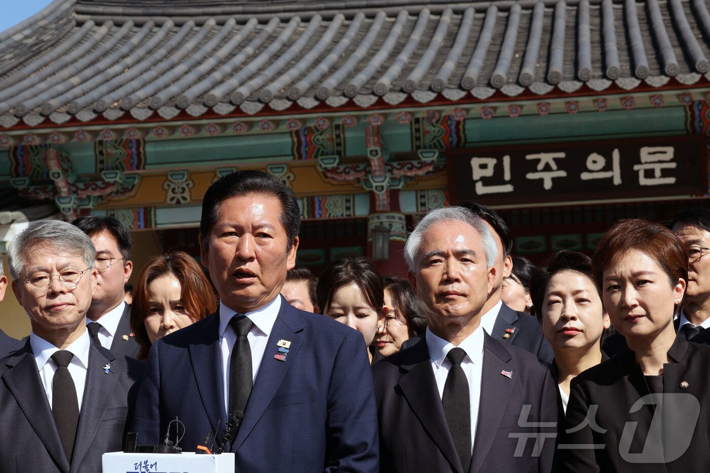 본문 이미지 - 정청래 더불어민주당 대표가 18일 광주 북구 국립 5·18민주묘지를 참배를 마친 뒤 취재진 앞에서 발언하고 있다.2026.5.18 ⓒ 뉴스1 박지현 기자