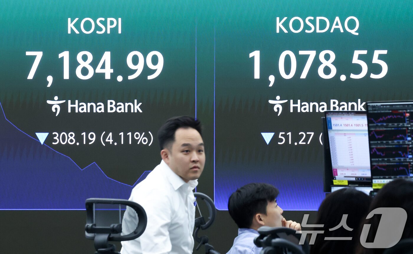 본문 이미지 - 코스피가 장중 4%대 급락해 매도 사이드카가 발동한 18일 오전 서울 중구 하나은행 본점 딜링룸 전광판에 코스피 지수 등이 표시되고 있다.  2026.5.18 ⓒ 뉴스1 임지훈 인턴기자