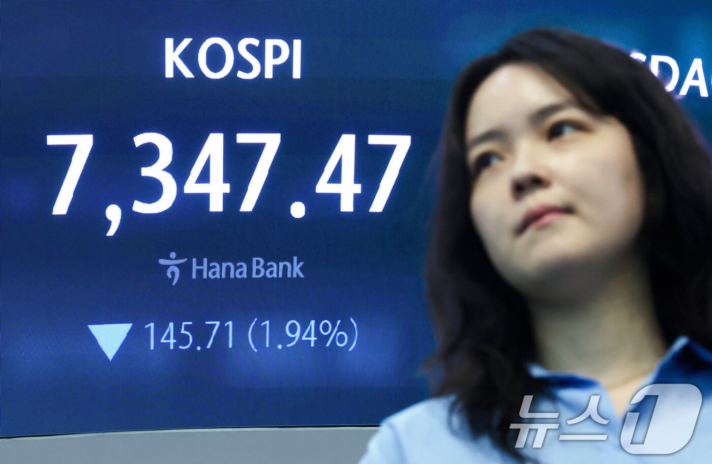 본문 이미지 - 코스피가 하락 개장한 18일 오전 서울 중구 하나은행 본점 딜링룸 전광판에 코스피 지수가 표시되고 있다.  2026.5.18 ⓒ 뉴스1 임지훈 인턴기자