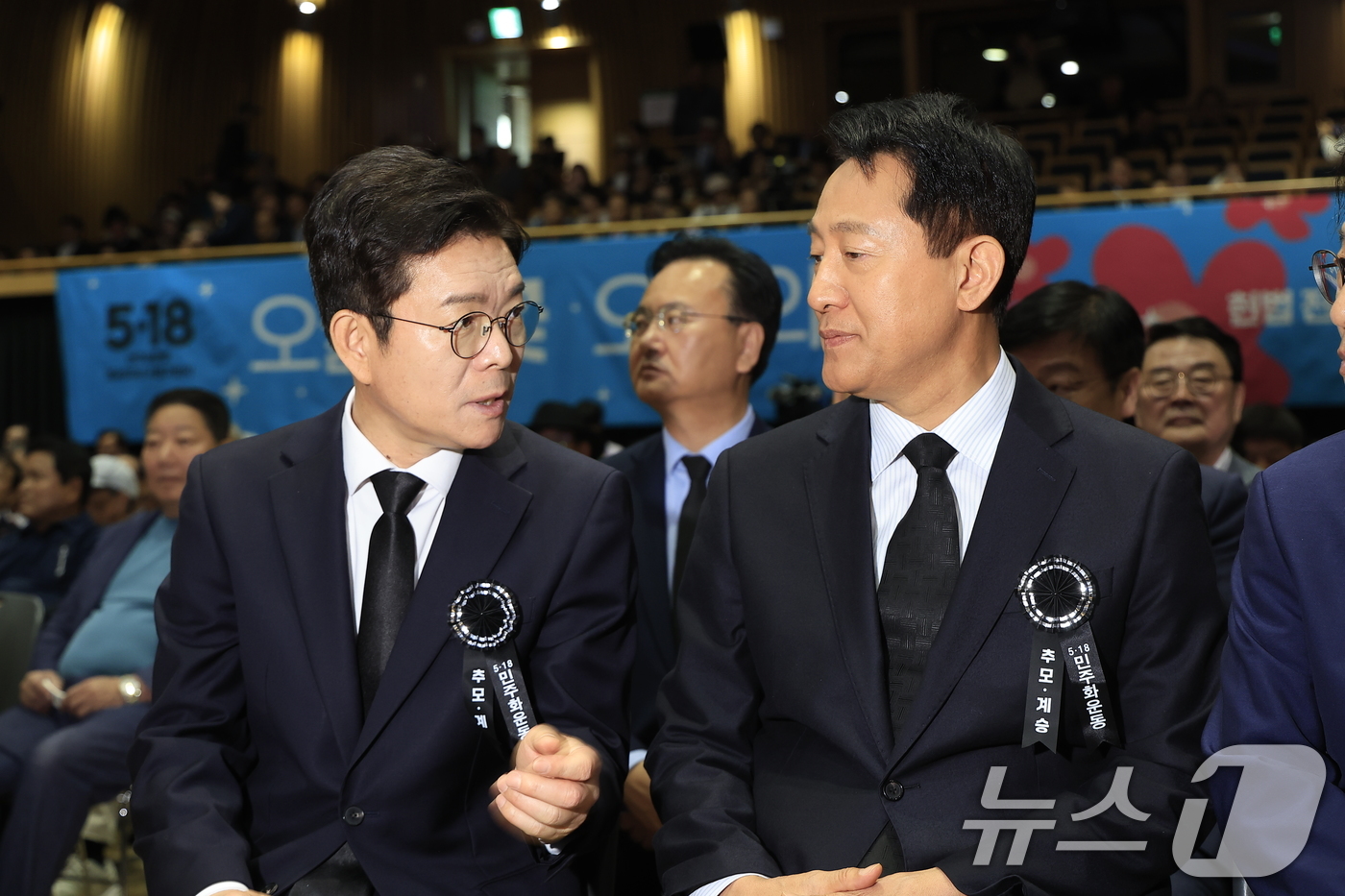 (서울=뉴스1) 박정호 기자 = 정원오 더불어민주당 서울시장 후보와 오세훈 국민의힘 서울시장 후보가 18일 오전 서울 중구 서울시청 다목적홀에서 열린 5.18민주화운동 제46주년 …