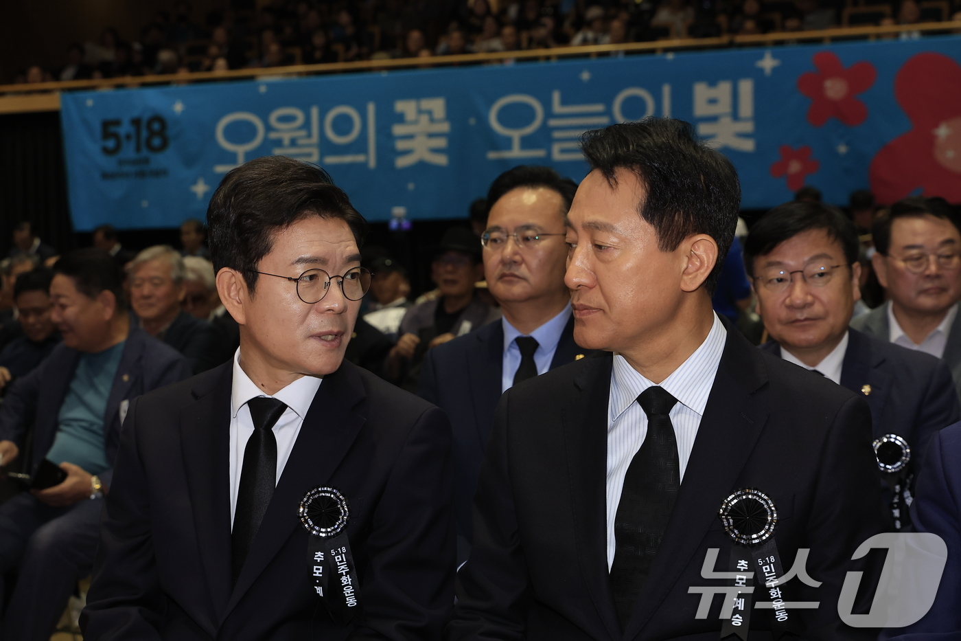 (서울=뉴스1) 박정호 기자 = 정원오 더불어민주당 서울시장 후보와 오세훈 국민의힘 서울시장 후보가 18일 오전 서울 중구 서울시청 다목적홀에서 열린 5.18민주화운동 제46주년 …