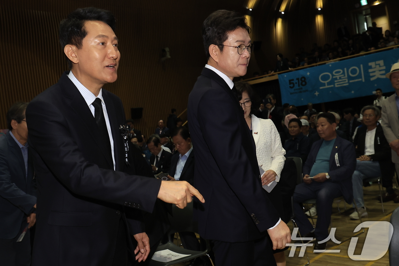 (서울=뉴스1) 박정호 기자 = 정원오 더불어민주당 서울시장 후보와 오세훈 국민의힘 서울시장 후보가 18일 오전 서울 중구 서울시청 다목적홀에서 열린 5.18민주화운동 제46주년 …